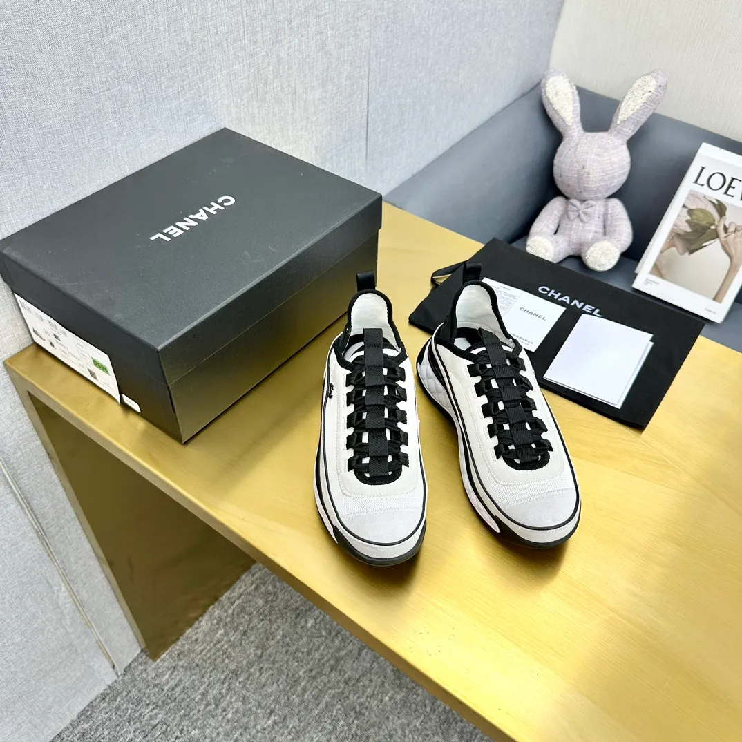 👟👟Ex-factory price 480👟👟 Women's shoes, women's clothing, top version Chanel Chanel - 2023 counter top casual sports shoes. This classic design; the upper is electro-embroidered with a variety of techniques; the outsole is fashionable and sporty; it is unusual to incorporate a variety of color matching elements... The diversified mix and match is very beautiful and versatile, and can be used for leisure, fashion, sports and outdoor... ꫛꫀꪝ Go➫ Material: ❶The upper is made of: original imported mercerized velvet + double-layer breathable mesh ❷The inner lining is made of: the original imported breathable mesh ❸The outsole is based on: original T👟👟factory price U combination outsole counter boutique packaging full set women 35-41 men 38-46 ᅟᅠᅟᅠᅟᅠ